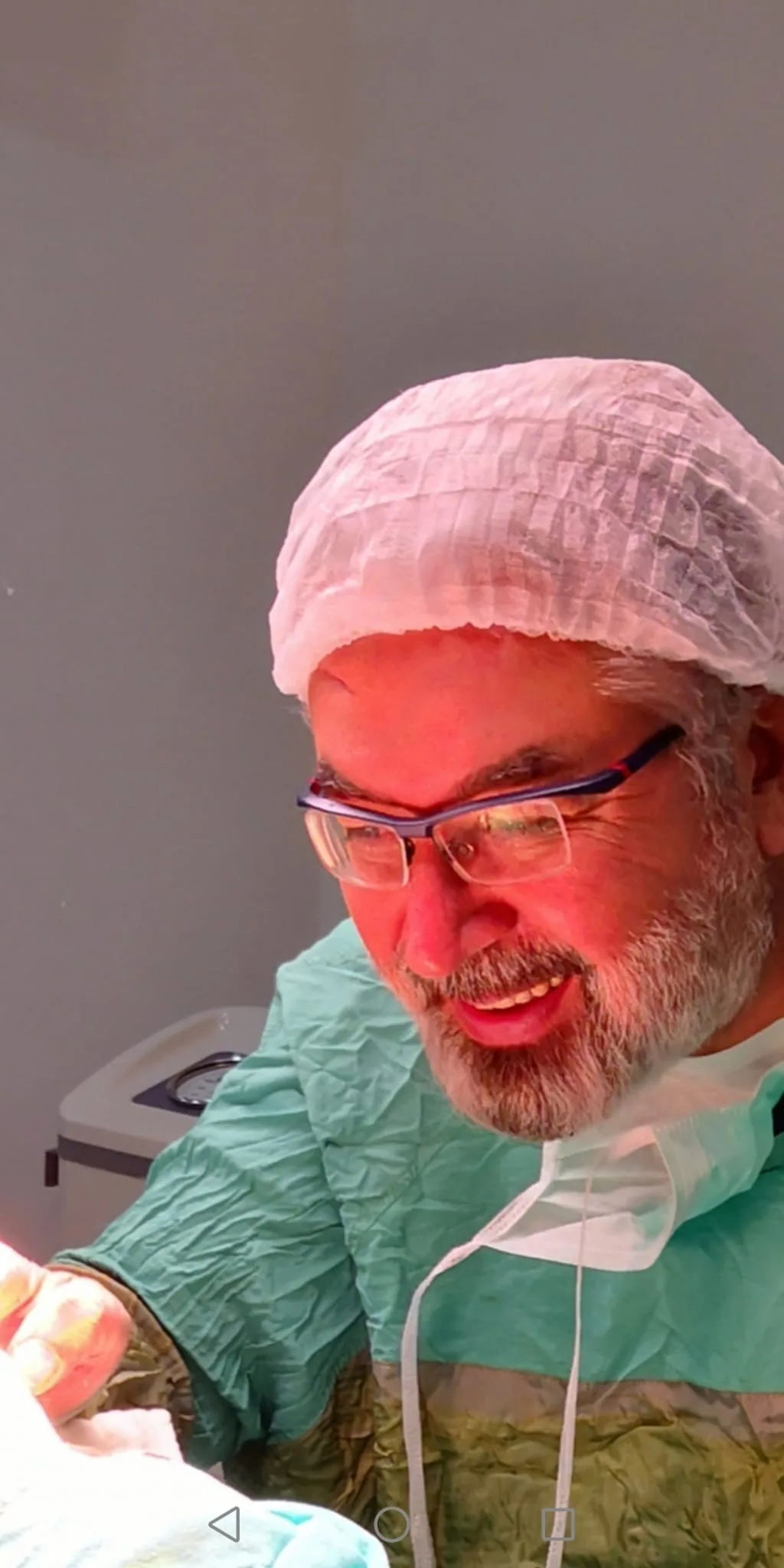 Op. Dr. İrfan Erdem ameliyathanede estetik operasyon sırasında